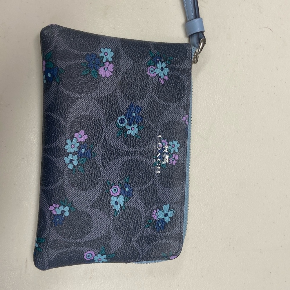 AUTHENTIC:  Coach wristlet*